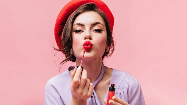 पुरानी लिपस्टिक को दोबारा इस्तेमाल, मिनटों में बनाऐ नयी और ग्लॉसी how-to-turn-your-glossy-lipstick-into-a-matte-one-hindi123456789