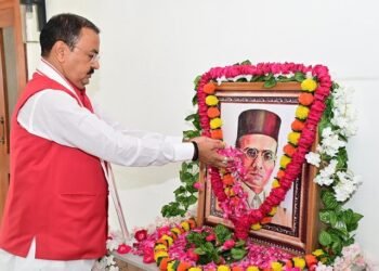 उप मुख्यमंत्री केशव प्रसाद मौर्य ने वीर सावरकर की जयंती में उनके स्मृति चित्र पर पुष्पांजलि अर्पित किया