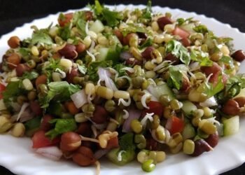 डाइट में शामिल करना चाहते है स्प्राउट्स, तो बनाऐ मोठ अंकुरित चाट की रेसिपी