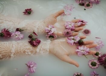 गर्मियों में ऐसे लें Milk Bath ग्लो करेगी स्किन, रहेंगे तरोताजा