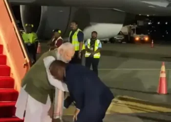 पीएम मोदी रविवार को पहुंचे पापुआ न्यू गिनी,यहां के पीएम ने पीएम मोदी के पैर छू कर किया सम्मान