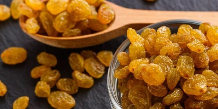 रात को सोने से पहले किशमिश खाने से मिलते है 5 फायदे