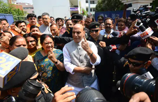 रक्षामंत्री सहित अन्य भाजपा नेताओं ने किया वोटिंग और वोट करने की अपील