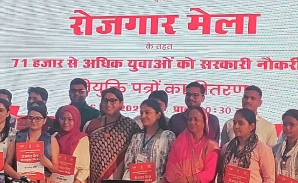 लखनऊ के इंदिरा गांधी प्रतिष्ठान में लगा रोजगार मेला