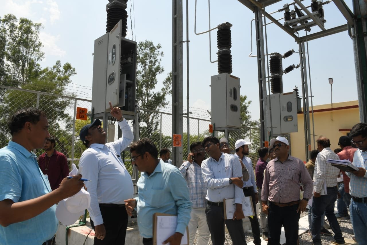 संजय सिंहल ने किया एसी नई विद्युतकर्षण लाइन का निरीक्षण sanjay