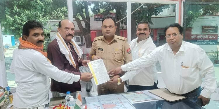 उत्तर प्रदेश आदर्श व्यापार मंडल ने समस्या निदान के लिए सरोजनीनगर इंस्पेक्टर को सौंपा तीन सूत्रीय ज्ञापन