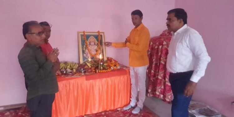 लखनऊ के सरोजनीनगर और बंथरा में बड़े मंगल पर सुन्दरकाण्ड पाठ के साथ जगह-जगह आयोजित हुए विशाल भंडारे
