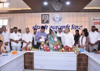 भारी अव्यवस्थाओं के बीच संपन्न हुआ नगर पंचायत बंथरा का शपथ ग्रहण समारोह
