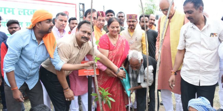 लखनऊ महापौर ने शपथ ग्रहण के बाद नव निर्वाचित  110 सभासद के साथ किया पौध रोपड़