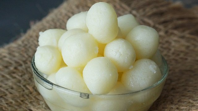 मिठाई बनानी है तो बनाईये छैना के मीठे-मीठे मिनी रसगुल्ले whitegulabjamun-45123