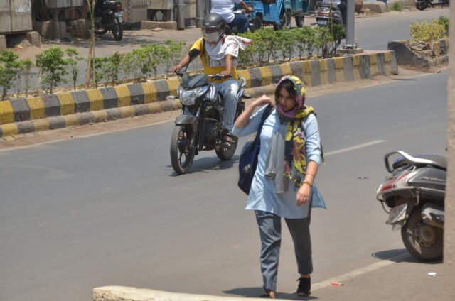 Varanasi Weather Update: गर्मी से जल्द राहत मिलने के आसार, 43.6 डिग्री तापमान में जनजीवन अस्त-व्यस्त Death By Heat Wave