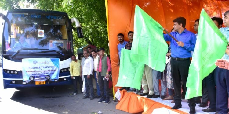 कौशल विकास मिशन निदेशक आन्द्रा वामसी ने प्रतिभागियों को लेकर जाने वाली बसों को हरी झण्डी दिखाकर किया रवाना