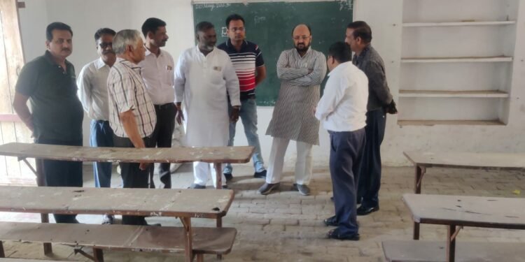 आगरा में उच्च शिक्षा मंत्री ने किया माध्यमिक विद्यालय का निरीक्षण 