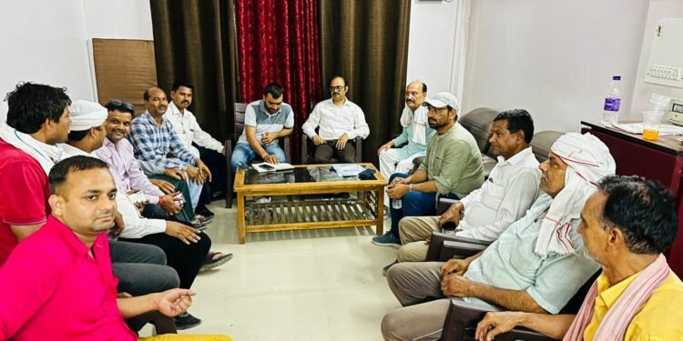 लखनऊ के बिजनौर में विद्युत समस्या को लेकर व्यापारियों और विद्युत अवर अभियंता के बीच हुई बैठक