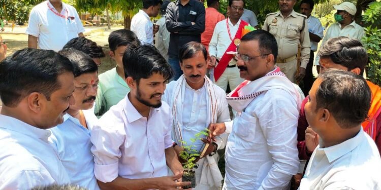 प्रत्येक वार्ड में 100 पौधे लगाने का लक्ष्य बनाया जाए : अशोक तिवारी