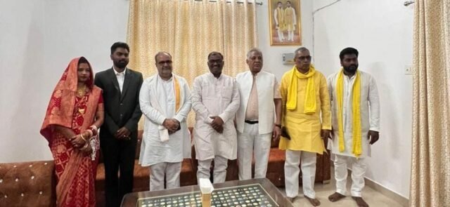 OP Rajbhar : बेटे अरुण को आशीर्वाद देने उनके पैतृक आवास पहुंचे भाजपा प्रदेश अध्यक्ष भूपेंद्र चौधरी और मंत्री गिरीश यादव OP Rajbhar