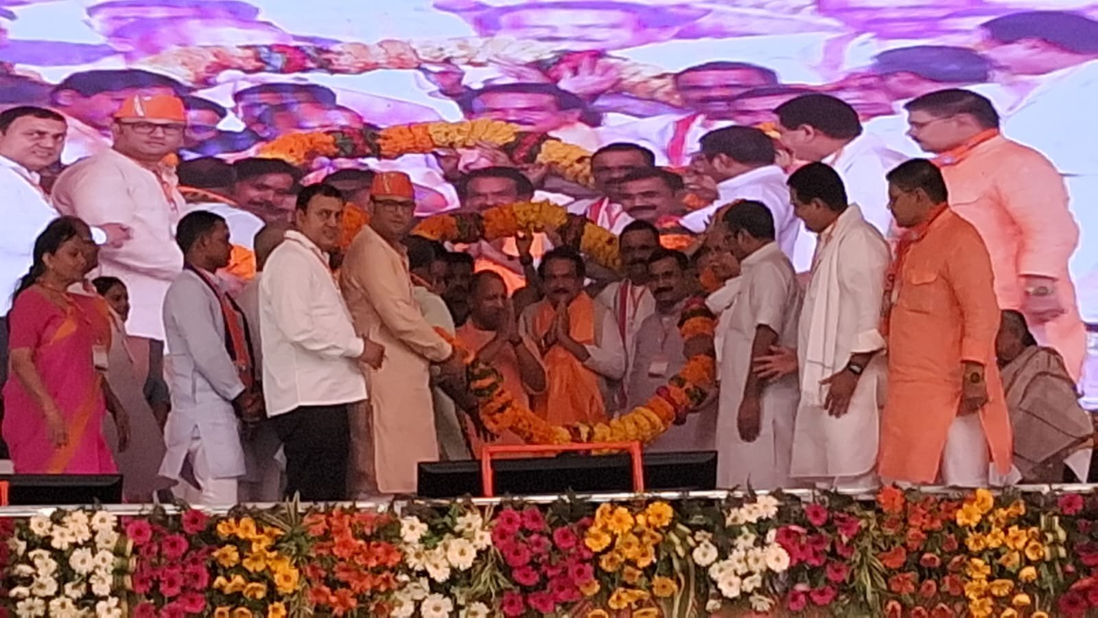 CM Yogi Adityanath : बाबा कालभैरव व काशी विश्वनाथ के दरबार में हाजिरी लगाने के बाद सीएम पहुंचे जनसभा स्थल, हुआ भव्य स्वागत CM Yogi Adityanath