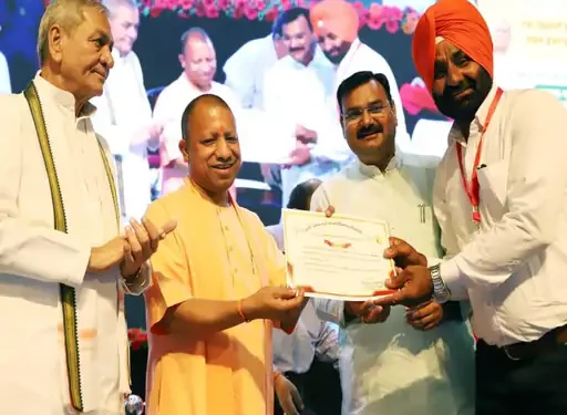 मुख्यमंत्री योगी आदित्यनाथ ने गन्ना किसानों को प्रमाणपत्र देकर सम्मानित किया