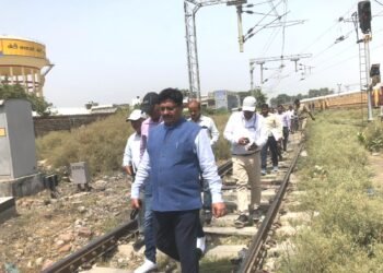 डीआरएम ने किया लखनऊ-अकबरपुर वाया अयोध्या कैंट रेलखंड का निरीक्षण