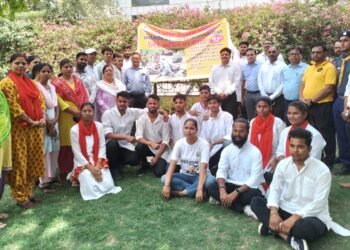 रेलवे क्रासिंगों पर अभियान चला कर आमजन को किया गया जागरूक