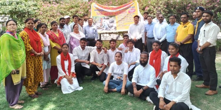 रेलवे क्रासिंगों पर अभियान चला कर आमजन को किया गया जागरूक