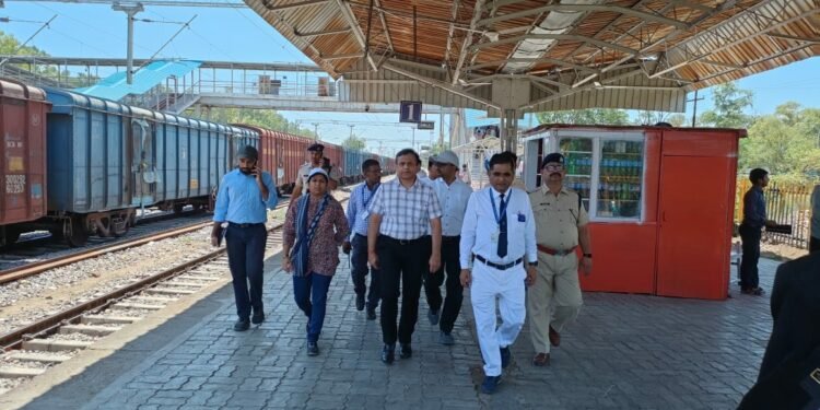 डीआरएम ने स्टेशन के विकास व यात्री सुविधाओं का लिया जायजा