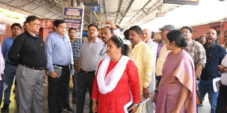यात्री सुविधा समिति ने किया लखनऊ के स्टेशनों का निरीक्षण