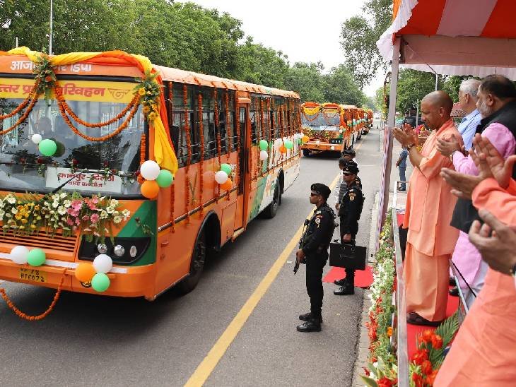 उत्तर प्रदेश बस सेवा की स्थापना के 50 वर्ष पूरे होने मुख्यमंत्री ने 100 नई बसों को हरी झंडी दिखाकर रवाना किया new-project-55_1685778853