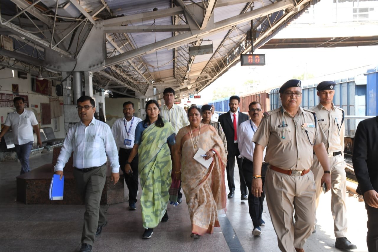 स्टेशन पर यात्री सुविधाओं का यात्री सुविधा समिति ने किया निरीक्षण nirikshan