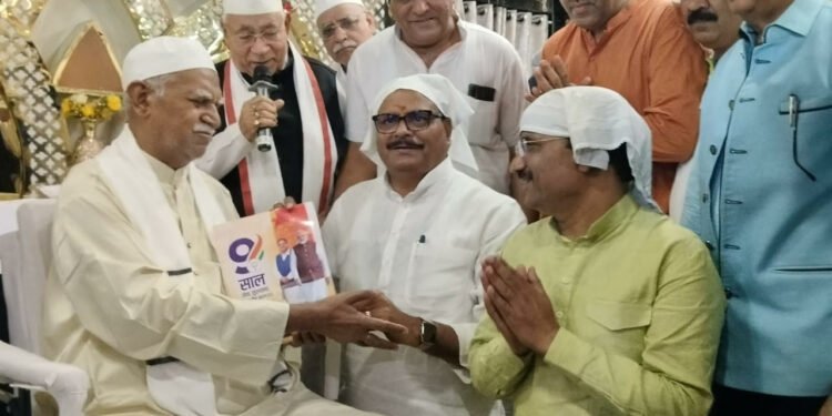 उपमुख्यमंत्री बृजेश पाठक ने संपर्क से समर्थन अभियान के तहत संतो व विशिष्ट जनों से किया भेंट
