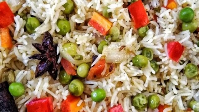 बनाइये प्रेशर कुकर में फ्रोज़न मटर का पुलाव