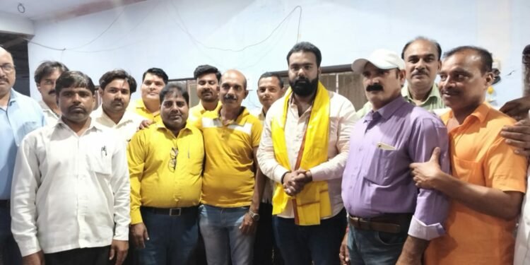 लखनऊ में मोहनलालगंज के मऊ कस्बे में पत्रकार एकता वेलफेयर एसोसिएशन द्वारा सम्मान समारोह का किया गया आयोजन