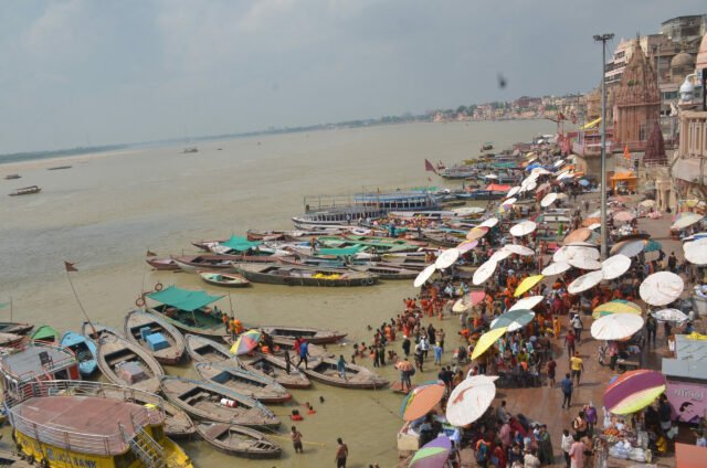 Flood Alert Varanasi: सात घाटों का टूटा संपर्क, घाट किनारे रहने वालों की बढ़ने लगी परेशानियां varanasi