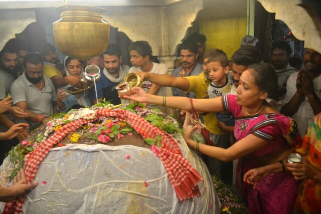 Saawan Third Monday: मौसम की नरमी और तल्खी के बीच शिवभक्तों ने किया बाबा दर्शन, आस्था से पटे शिवालय Saawan Third Monday