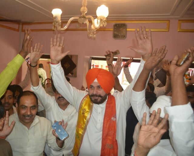 Siddhu in Varanasi: पत्नी संग वाराणसी पहुंचे नवजोत सिंह सिद्धू, कहा - 'ये मेरी राजनीतिक नहीं, धार्मिक यात्रा' Siddhu in Varanasi