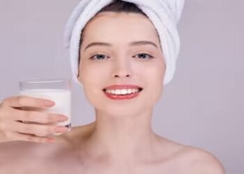कच्चा दूध चेहरे पर ऐसे करें इस्तेमाल, मिलेंगे कई फायदे
