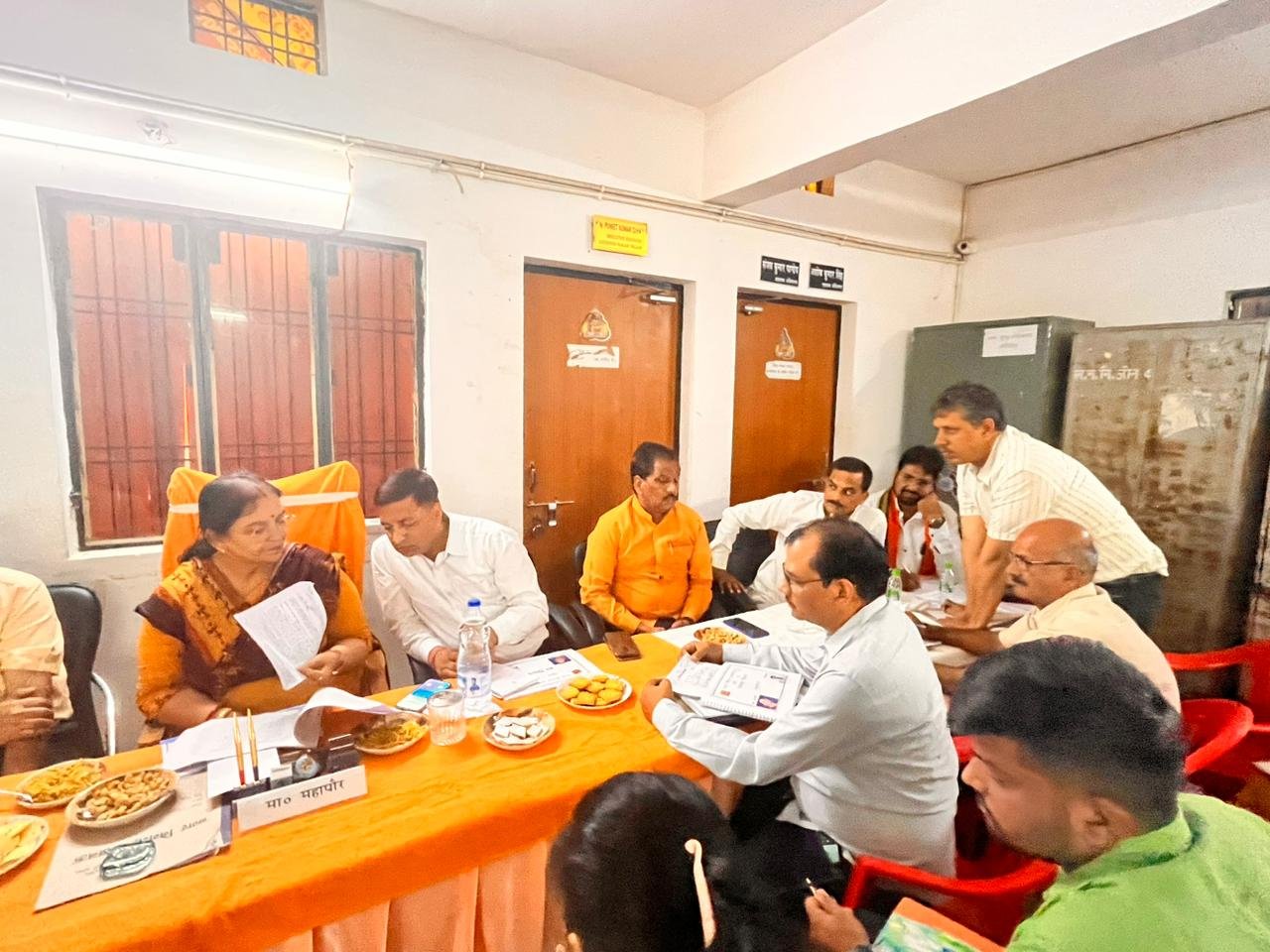 लखनऊ में जन समस्याओं के त्वरित निस्तारण एवं विकास को गति प्रदान करने के उद्देश्य से महापौर ने जोनवार बैठक कर दिए निर्देश IMG-20230713-WA0090