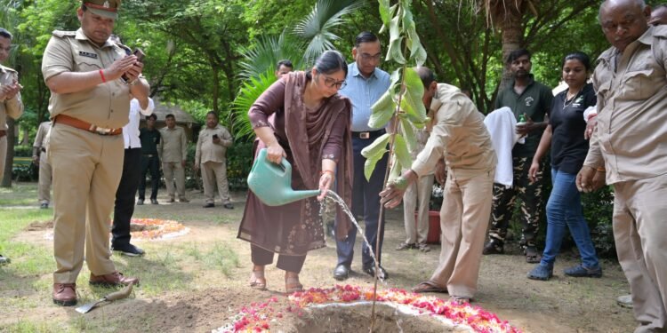 लखनऊ चिड़ियाघर में हुआ फलदार पौधो का रोपण कार्यक्रम