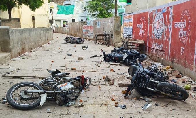 Violence in Varanasi: ताजिया जुलूस के दौरान बड़ा बवाल, पुलिस वाहन समेत कई वाहन क्षतिग्रस्त, 50 से अधिक घायल Doshipura Controversy