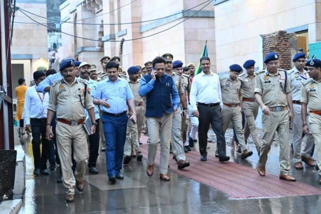 Saawan: सावन से पहले यूपी के डीजीपी व प्रमुख सचिव ने अधिकारियों से सुरक्षा का लिया जायजा, दिए आवश्यक निर्देश Saawan