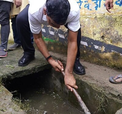 लखनऊ में नगर विकास मंत्री एके शर्मा ने स्वयं नाली की सफाई एवं श्रमदान कर की, नगर सफाई महाभियान की शुरूआत