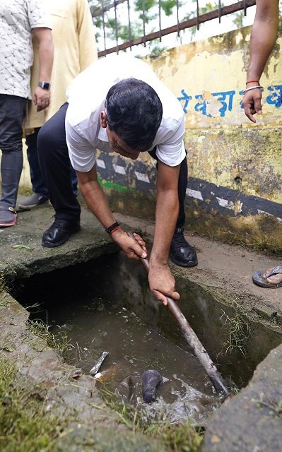 लखनऊ में नगर विकास मंत्री एके शर्मा ने स्वयं नाली की सफाई एवं श्रमदान कर की, नगर सफाई महाभियान की शुरूआत aakk