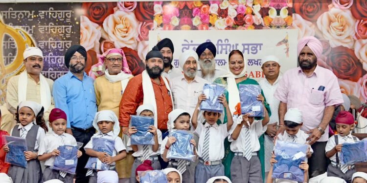 लखनऊ महापौर ने गुरुद्वारे में 125 बच्चों को बांटी स्कूल ड्रेस व वृक्षारोपण कर पर्यावरण संरक्षण के प्रति प्रेरित किया