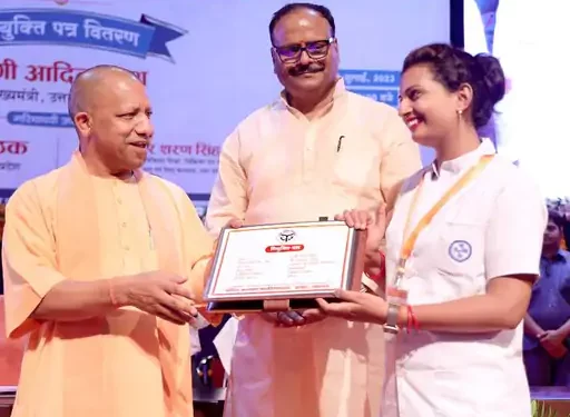 लखनऊ में मुख्यमंत्री ने एएनएम स्वास्थ्य कार्यकर्त्रियों को दिया नियुक्ति पत्र