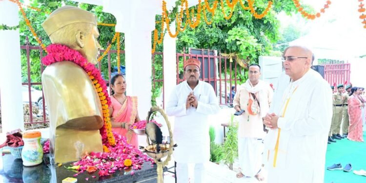 लखनऊ के सरोजनीनगर में समाजवादी नेता रहे हीरालाल यादव की 28वीं पुण्यतिथि पर श्रद्धांजलि समारोह आयोजित