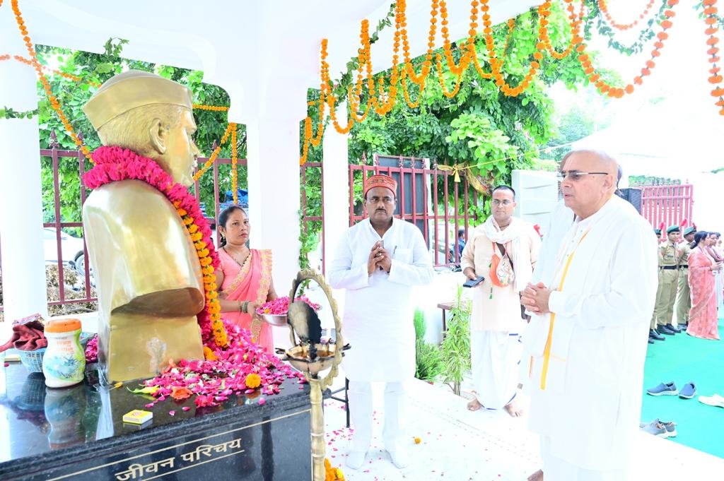 लखनऊ के सरोजनीनगर में समाजवादी नेता रहे हीरालाल यादव की 28वीं पुण्यतिथि पर श्रद्धांजलि समारोह आयोजित hiralaal