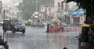 बारिश से भीगा लखनऊ, शहर के कई इलाकों में जलभराव