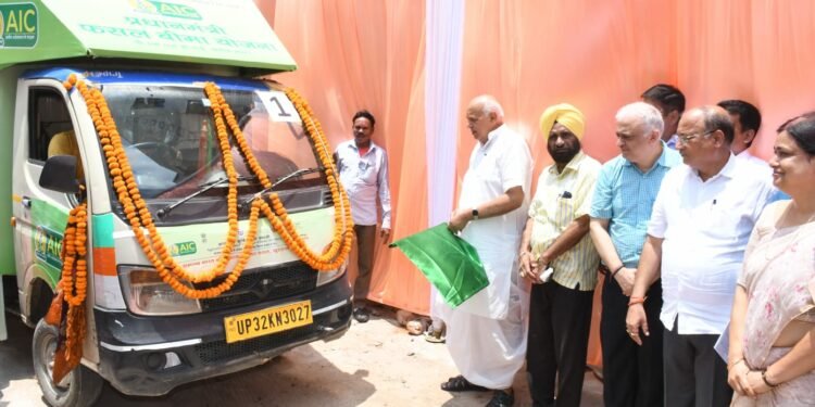 लखनऊ में कृषि मंत्री ने जनपदों में जागरूकता अभियान चलाने के लिए वाहनों को हरी झंडी दिखाकर किया रवाना