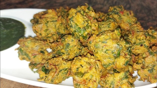 बनाइए भुट्टे-पालक के पकौडै़, स्पेशल दही वाली चटनी के साथ maxresdefault123