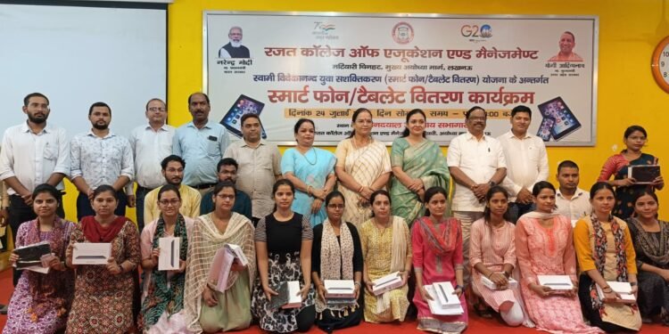 लखनऊ महापौर की अध्यक्षता में वृहद रूप से सम्पन्न हुआ मोबाइल, टैबलेट वितरण कार्यक्रम